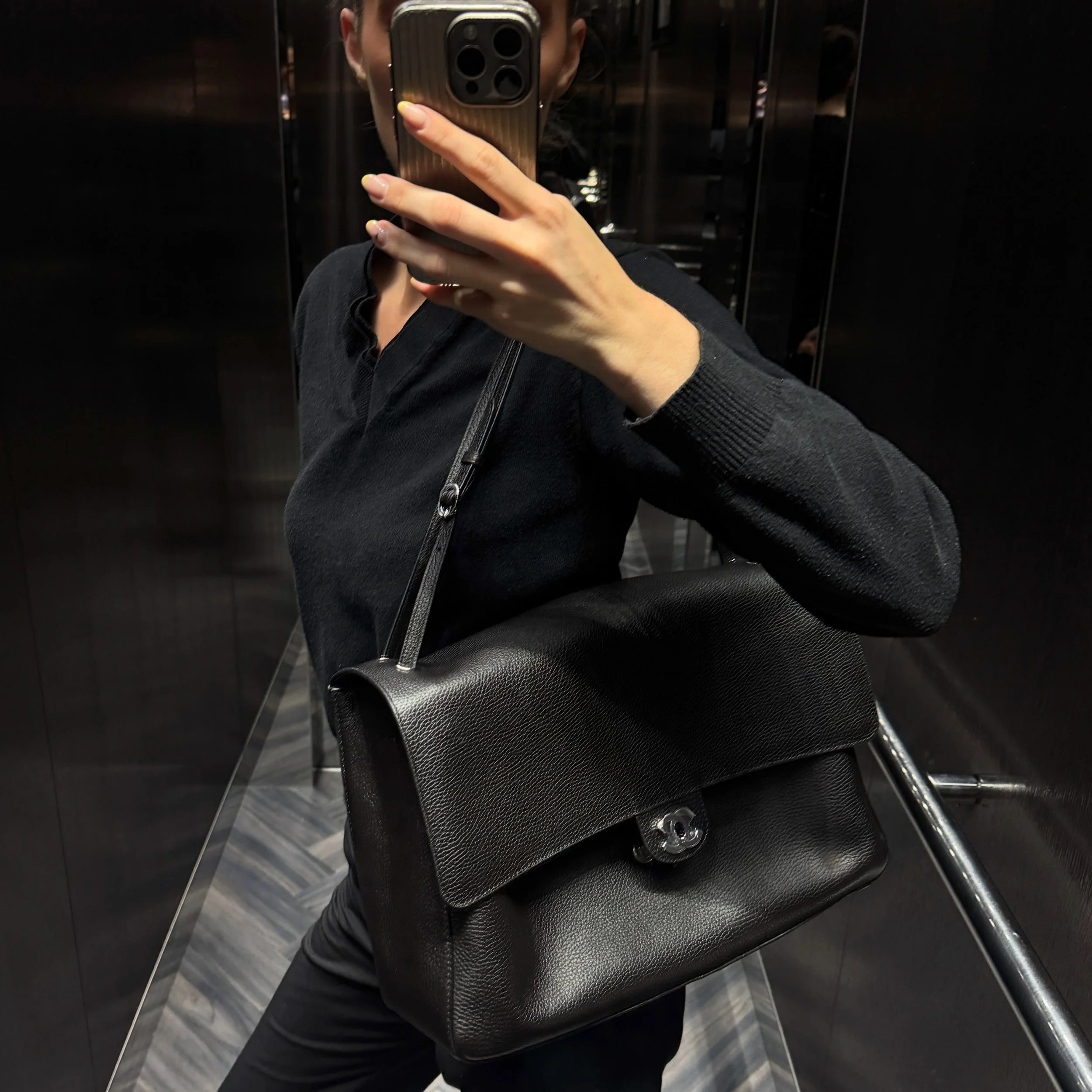 Simple but verrryy effective😉So obsessed with this bag. One of the most sought-after pieces of the season, the Maxi Flap (larger size, 38.5cm)😮&zwj;💨