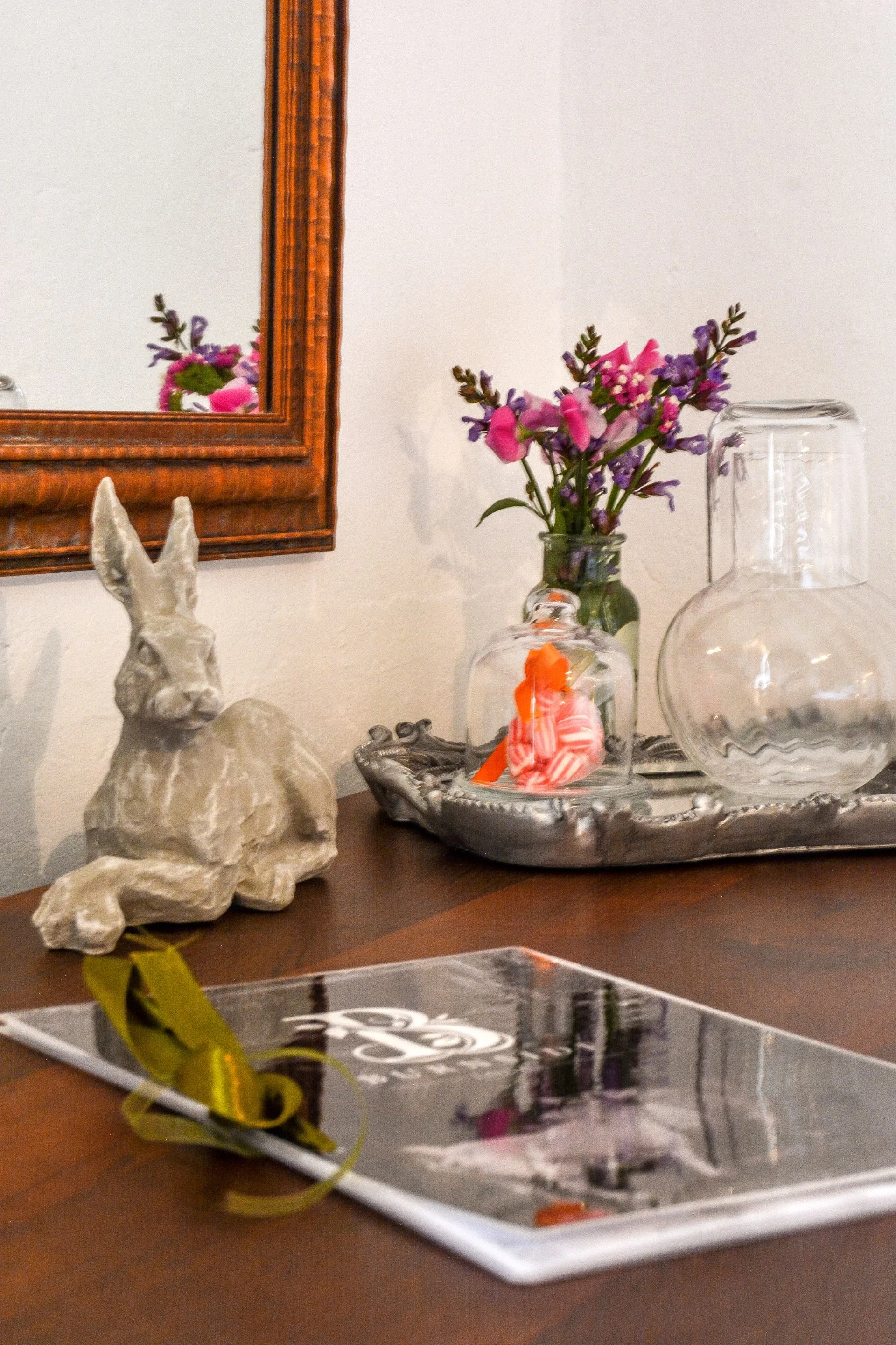 Dressing table decorated with flowers and thoughtful touches in the accommodation.