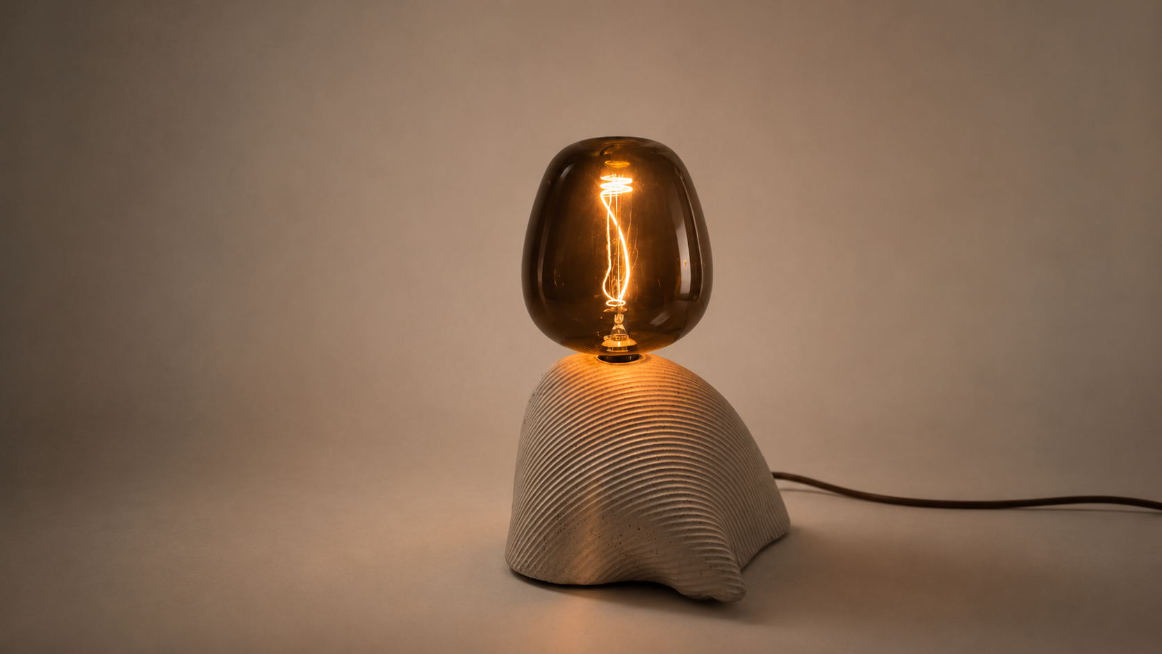 Sculptural lamp närhet