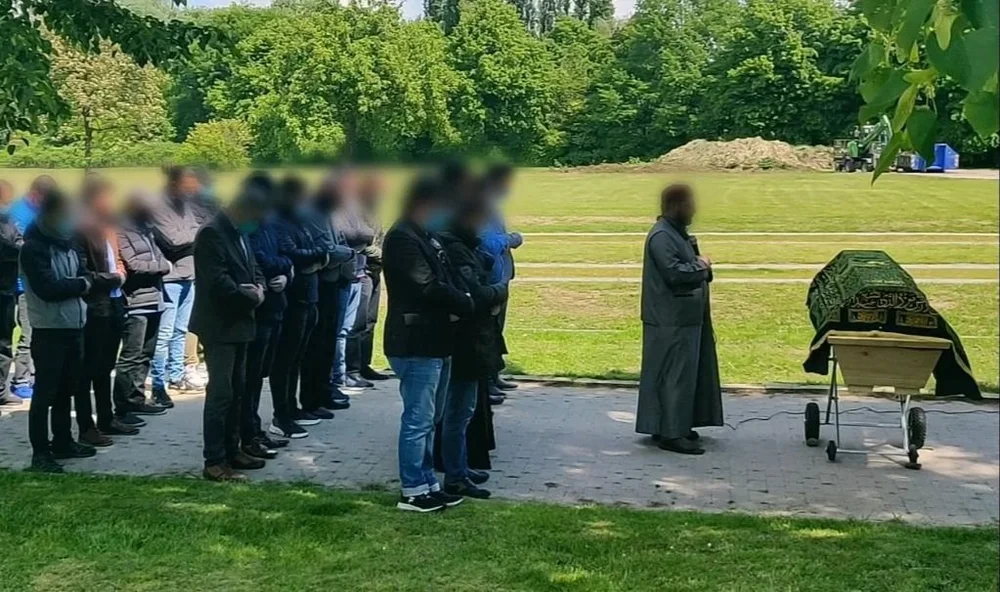 Islamisches Totengebet auf einem Friedhof in Hamburg