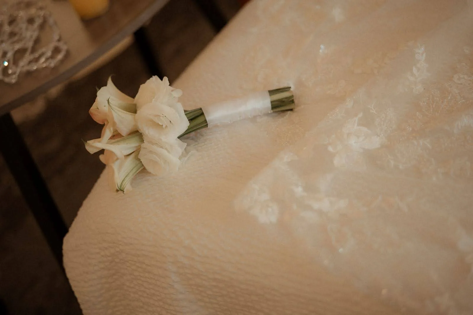 Ramo de novia clásico de calla lily blanca y lisianthus blanco
