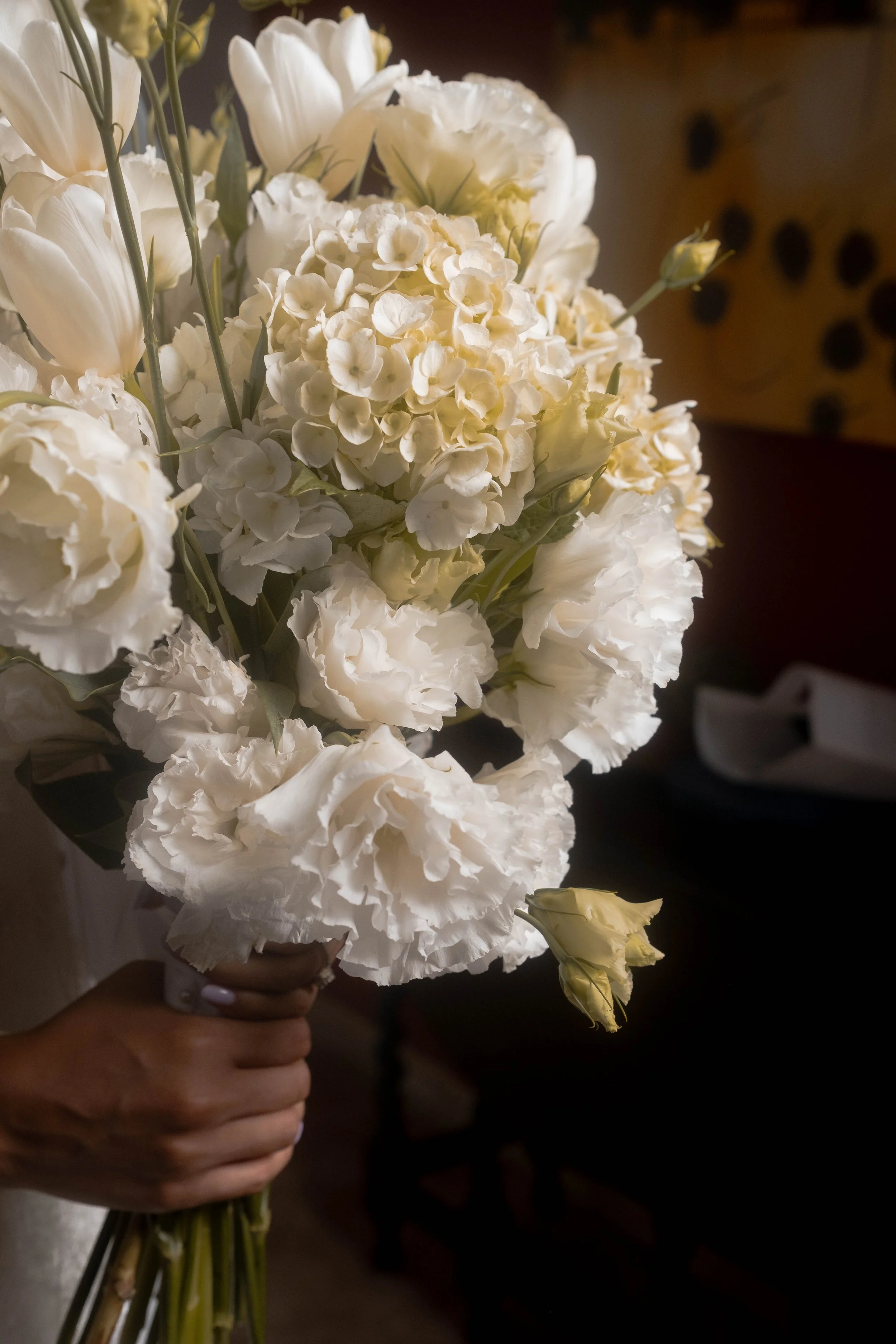 Ramo de novia orgánico de hortensias y flores blancas
