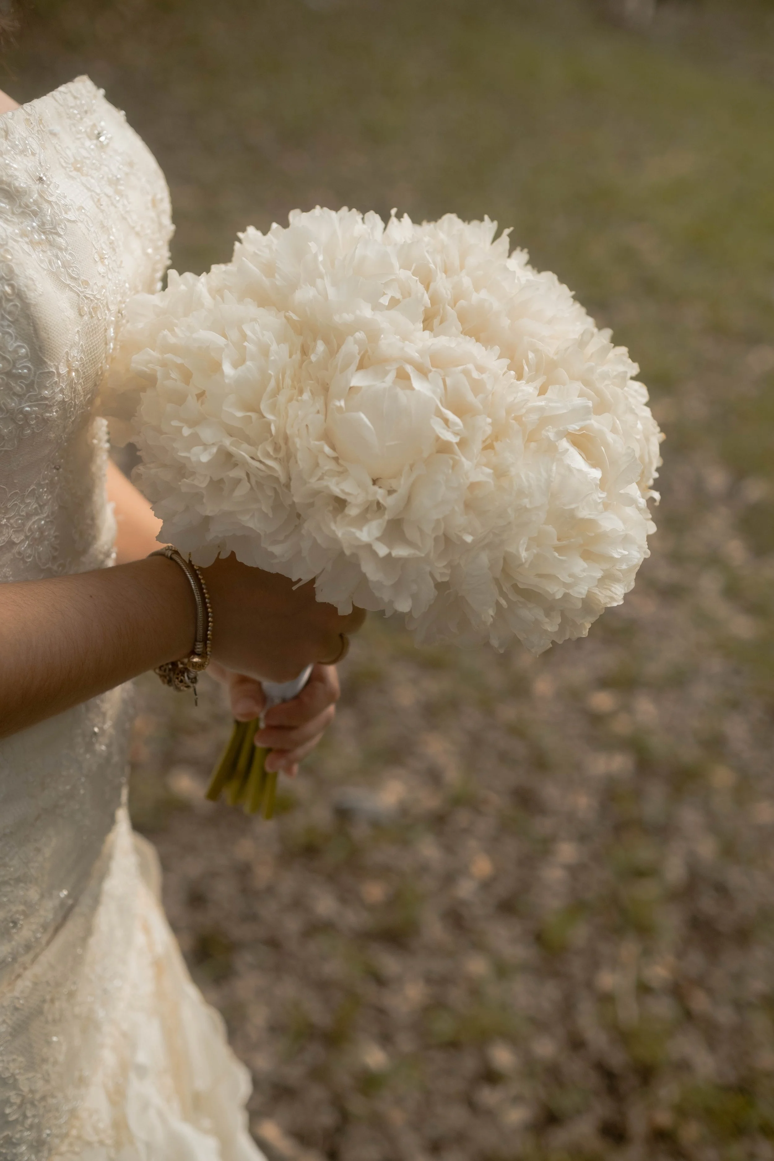 Ramo de novia clásico de peonías blancas