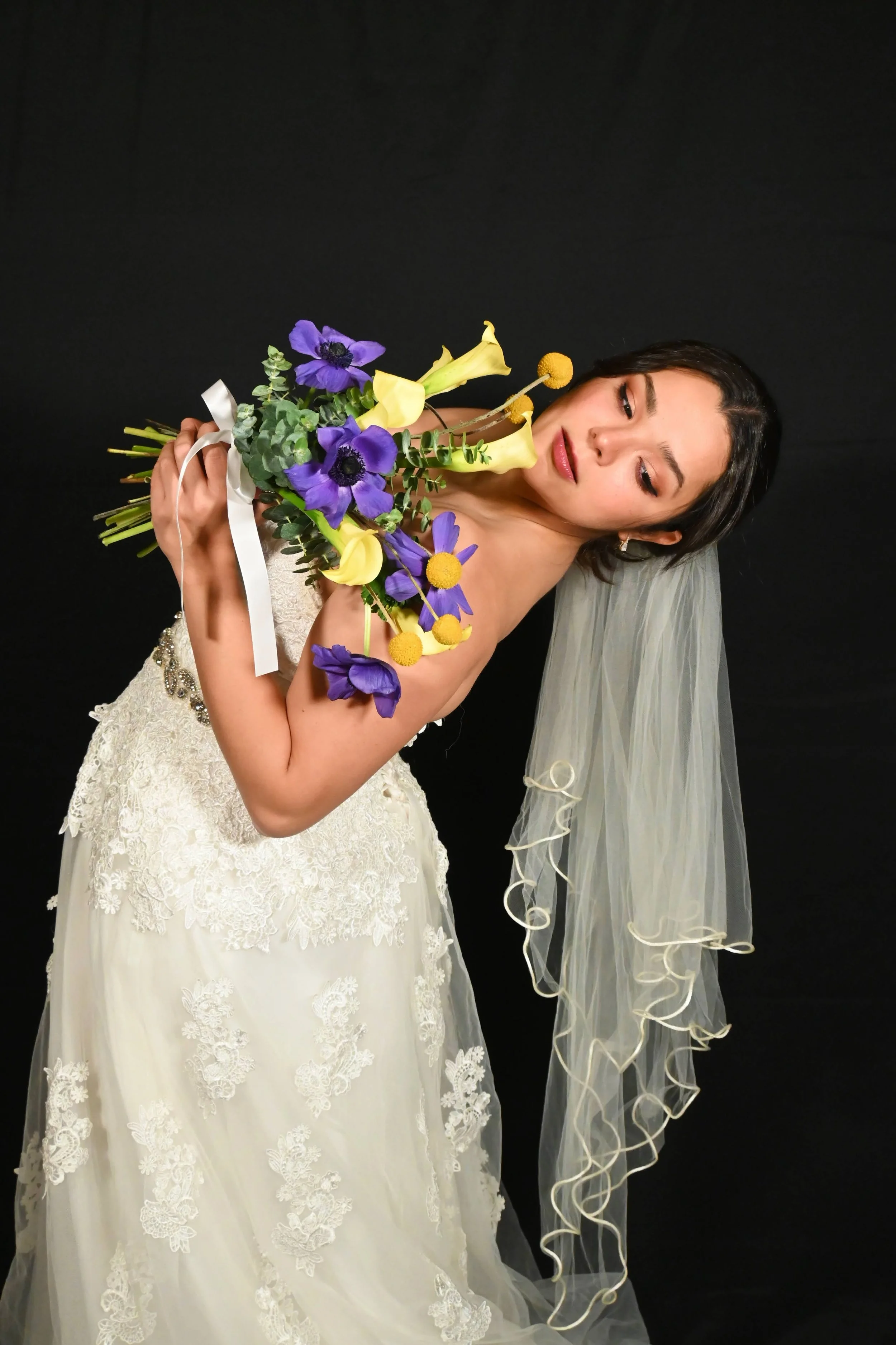 Novia con ramo editorial en tonos amarillo, morado y azul