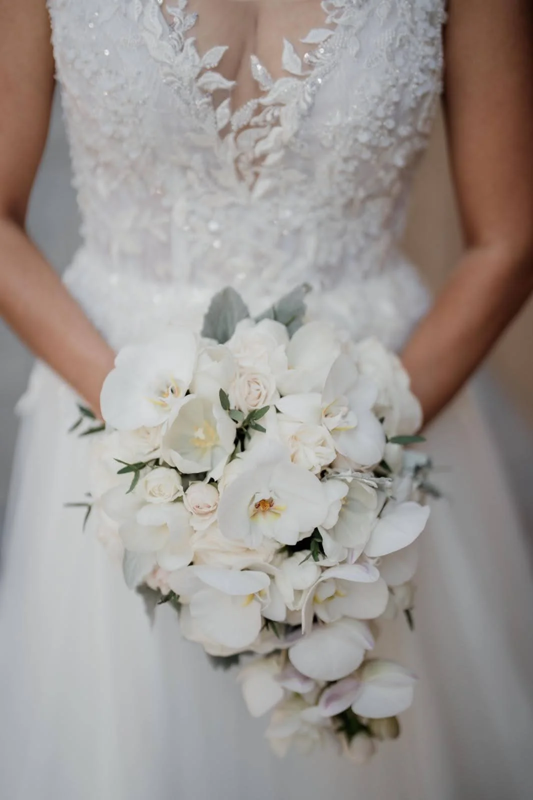 Ramo de novia blanco con caída elaborado con orquídeas