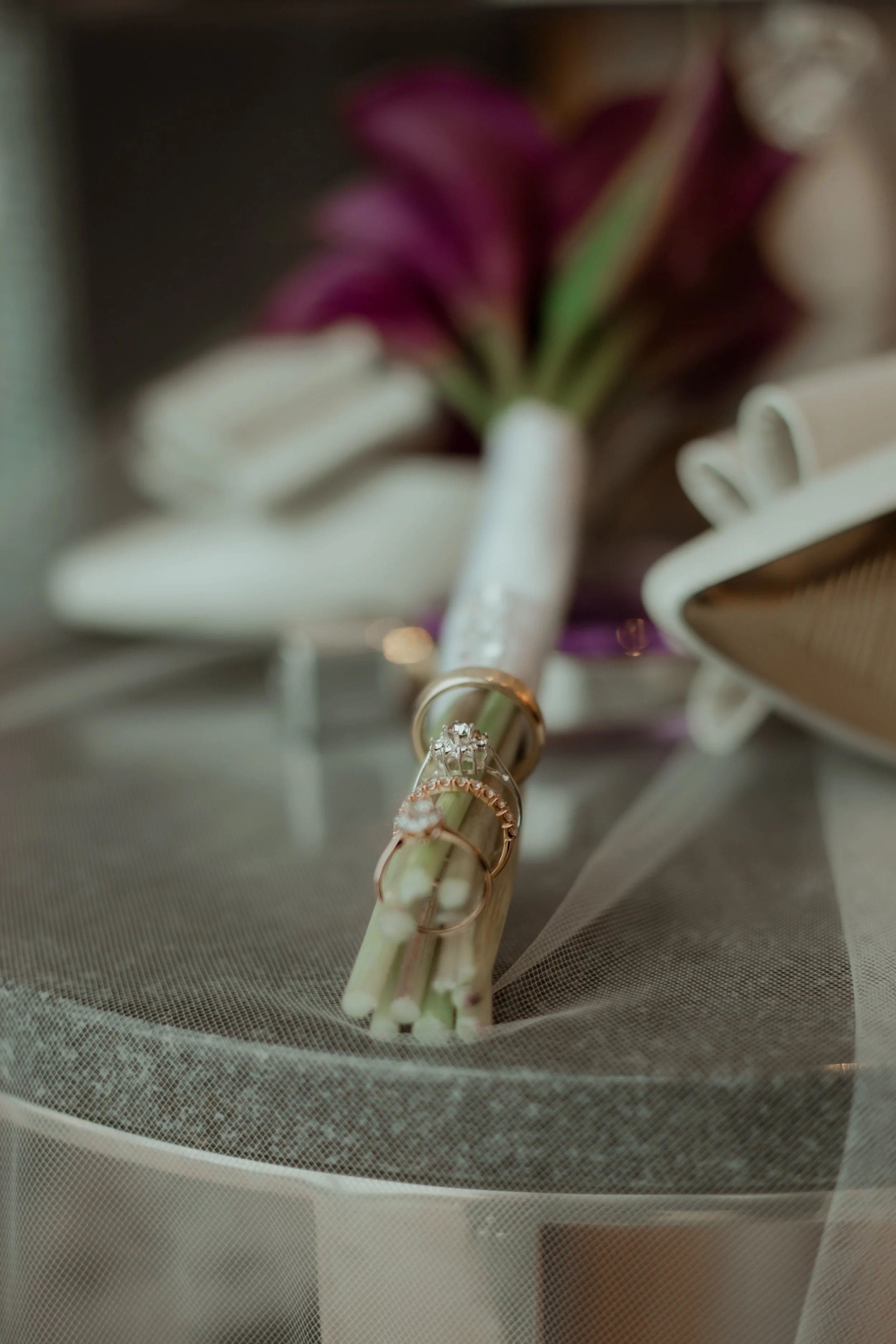 Ramo de novia de calla lily morado con anillos de compromiso