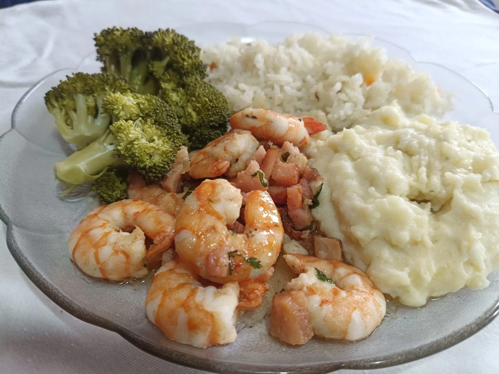 Plato mar y tierra con brócoli, camarones y tocino, puré de papas y arroz