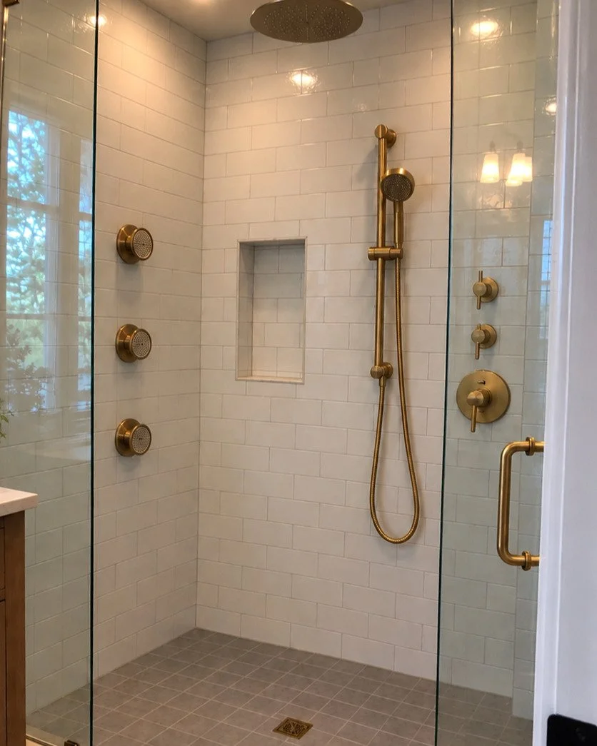 More than just a shower&mdash;this setup gives you a completely customizable experience! 
Here&rsquo;s what each fixture and control does:
-Rainfall showerhead &mdash; provides wide, gentle coverage from overhead
- Handheld shower wand &mdash; makes 