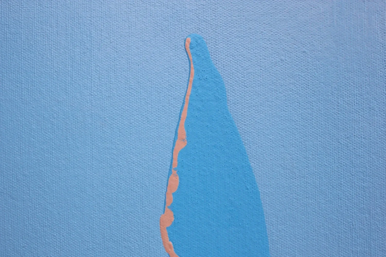 Eine Acrylmalerei zeigt eine abstrakte Berglandschaft in Blau und Orange auf Leinwand.