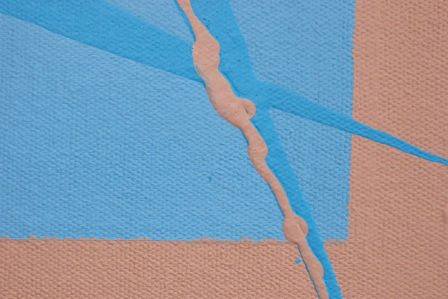 Malerarbeit an einer Wand mit blauer und peachfarbener Farbe, die sich an einer Ecke ablösen und Risse bilden.