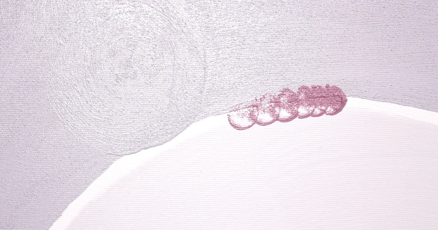 Eine medizinische Illustration zeigt einen Hautausschlag oder eine Verletzung an einer Person mit Haut in hellen Tönen. Es sind rote, kleine, geschwollene Hautstellen sichtbar.