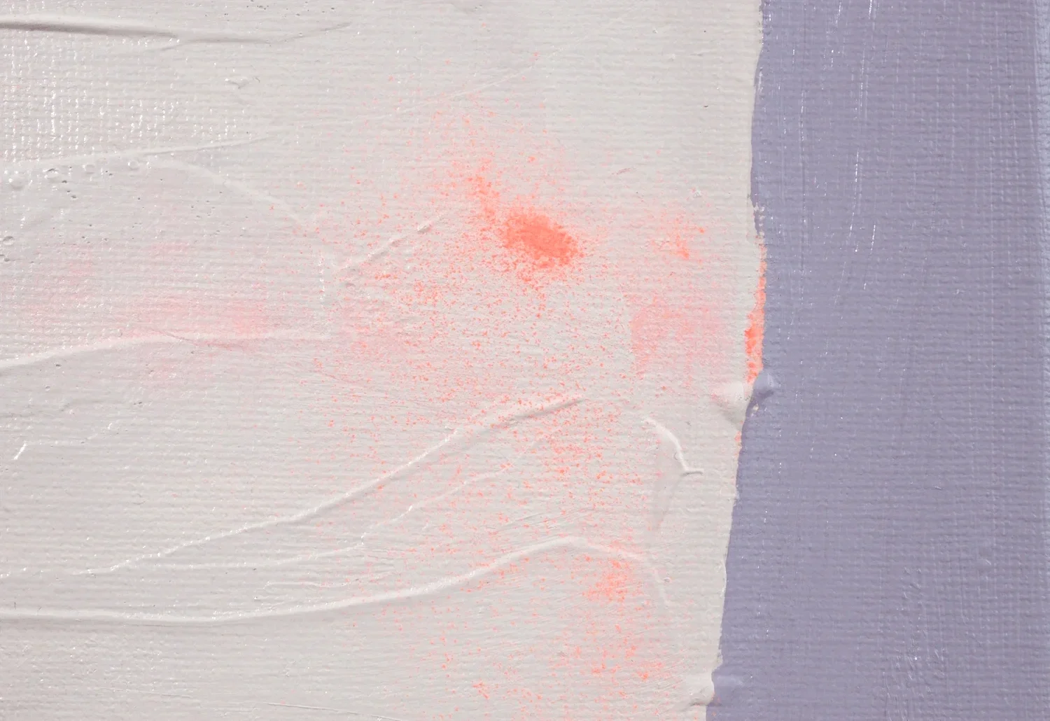 Ein Wandbild mit weißen und lila Flächen, auf dem ein roter Fleck und Sprühfarbe in Rot sichtbar sind.