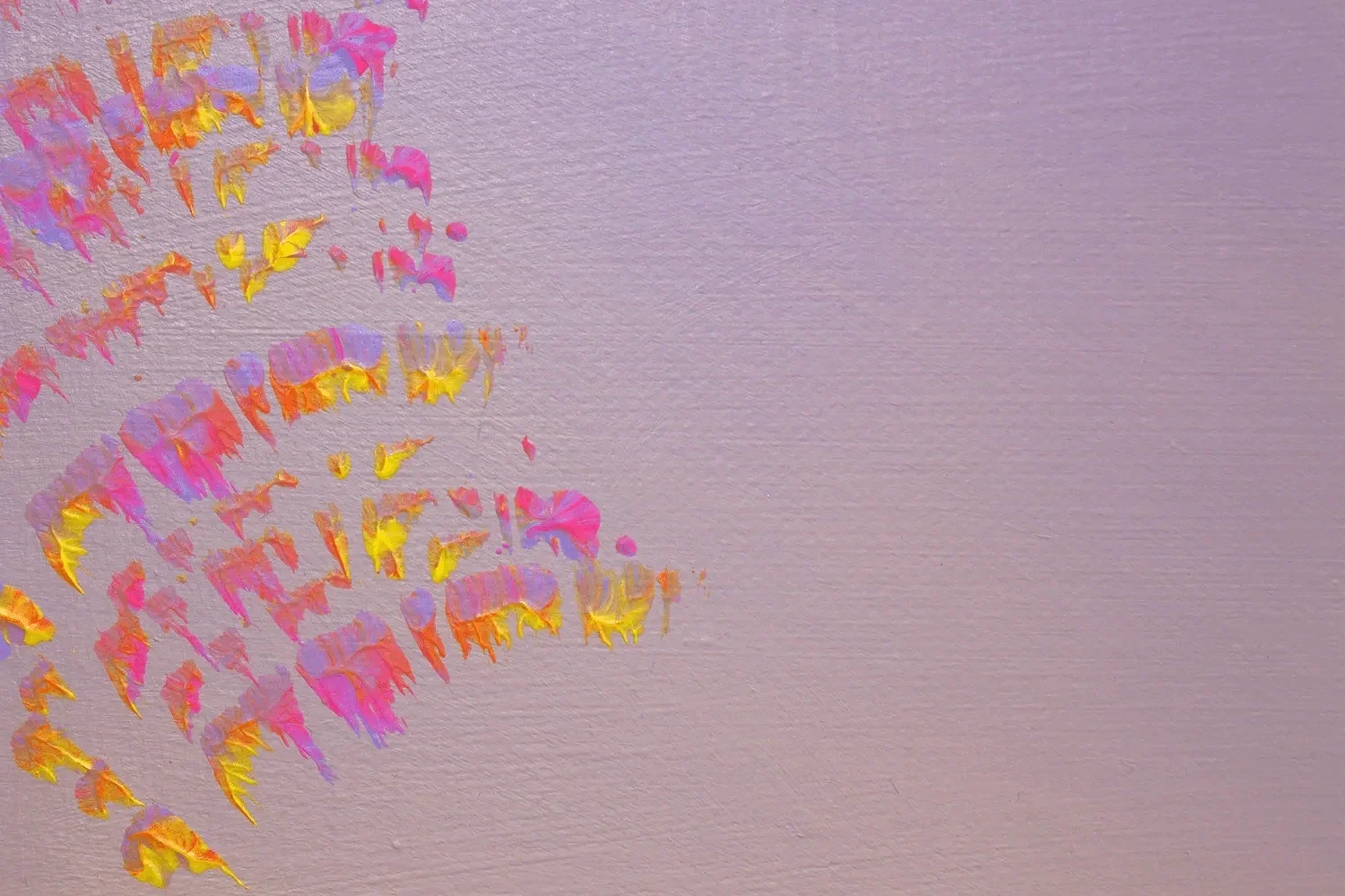Bunte handgemalte Aquarellreste in pink, gelb, orange und lila auf rosa Hintergrund