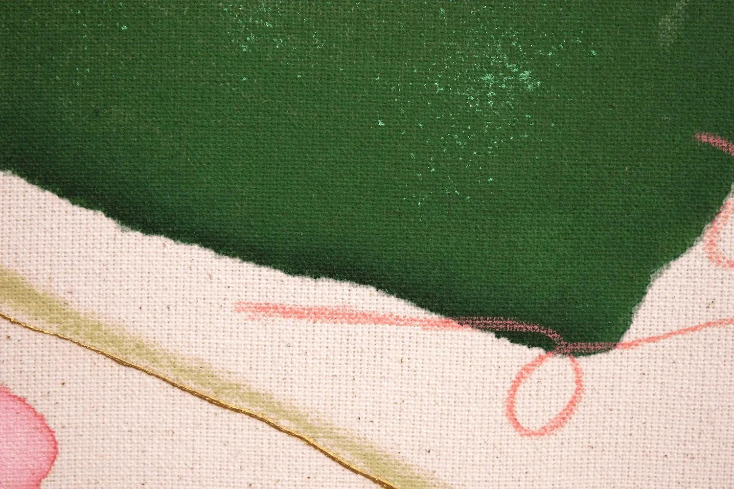 Nahaufnahme eines bedruckten Stoffes mit grüner, rosa und weißen Farbflächen, sowie goldener Fadenlinie und durchscheinender Glitzertextur.