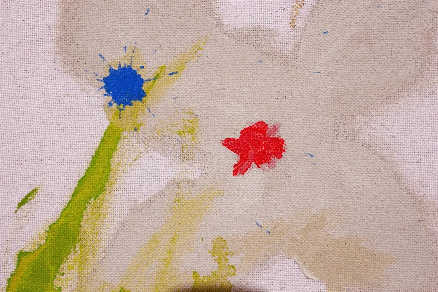 Abstrakte Malerei mit blauer, roter und grüner Farbe auf Leinwand