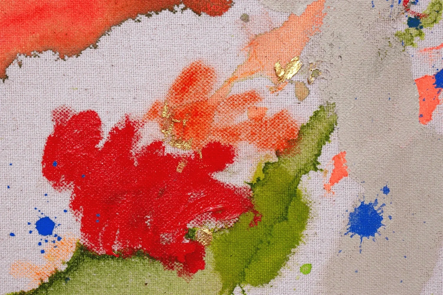 Abstracte Aquarellmalerei mit roten, grünen, blauen und goldenen Akzenten auf Leinwand