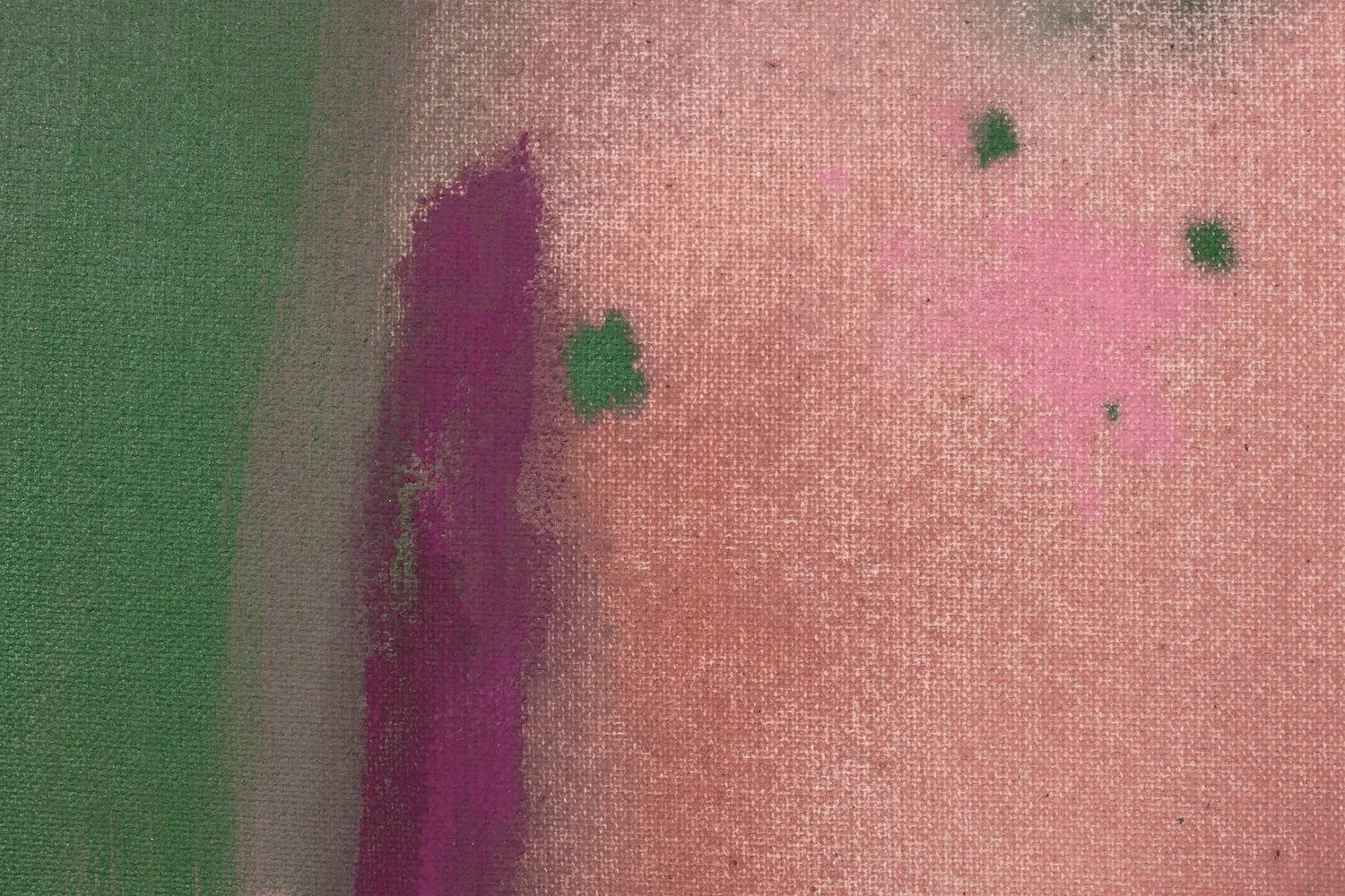 Nahaufnahme eines Stoffes mit pinken, grünen und lila Farbtönen, mit sichtbarer Webstruktur und Flecken.