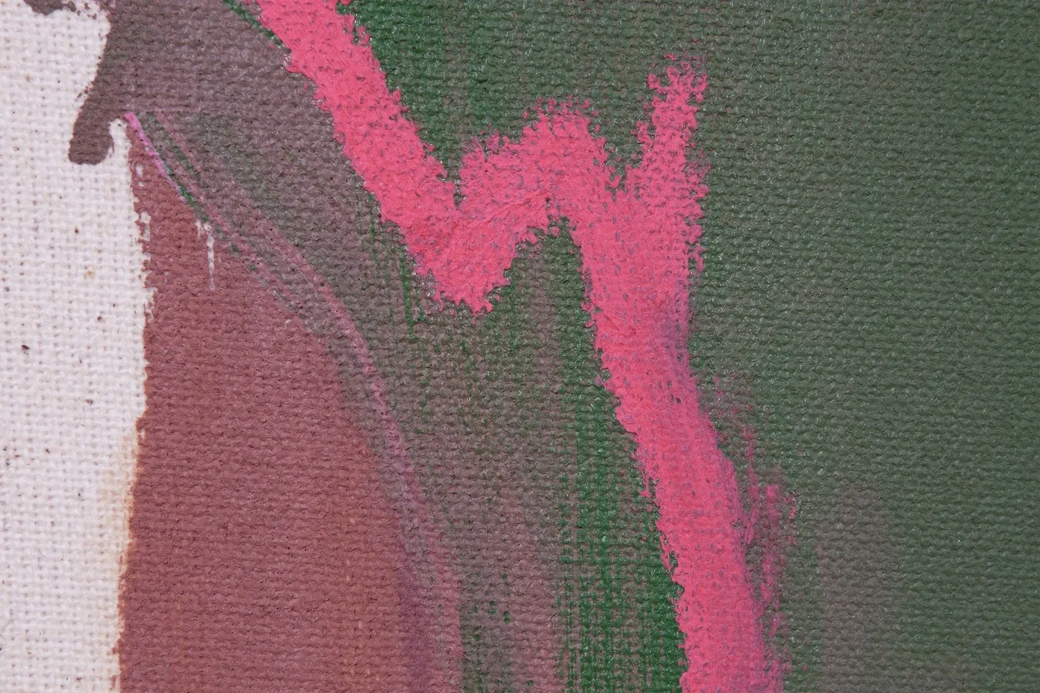 Abstraktes Gemälde mit pinker Linie auf grünen und braunen Flächen.