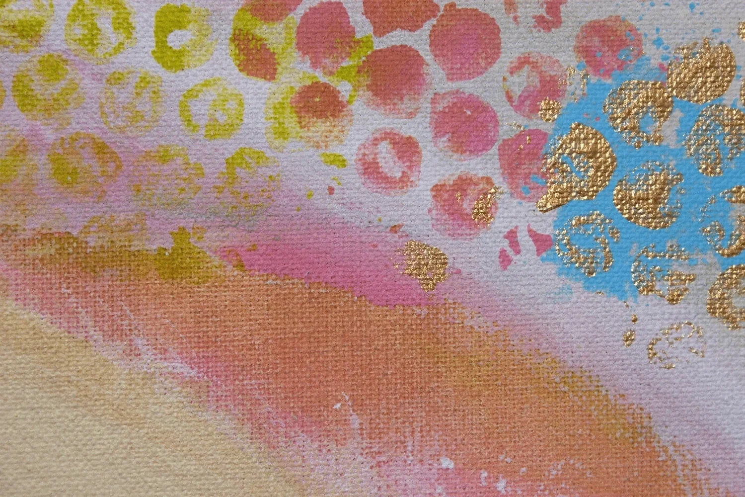 Aquarell mit pink, gold und blauen Punkten und Mustern.