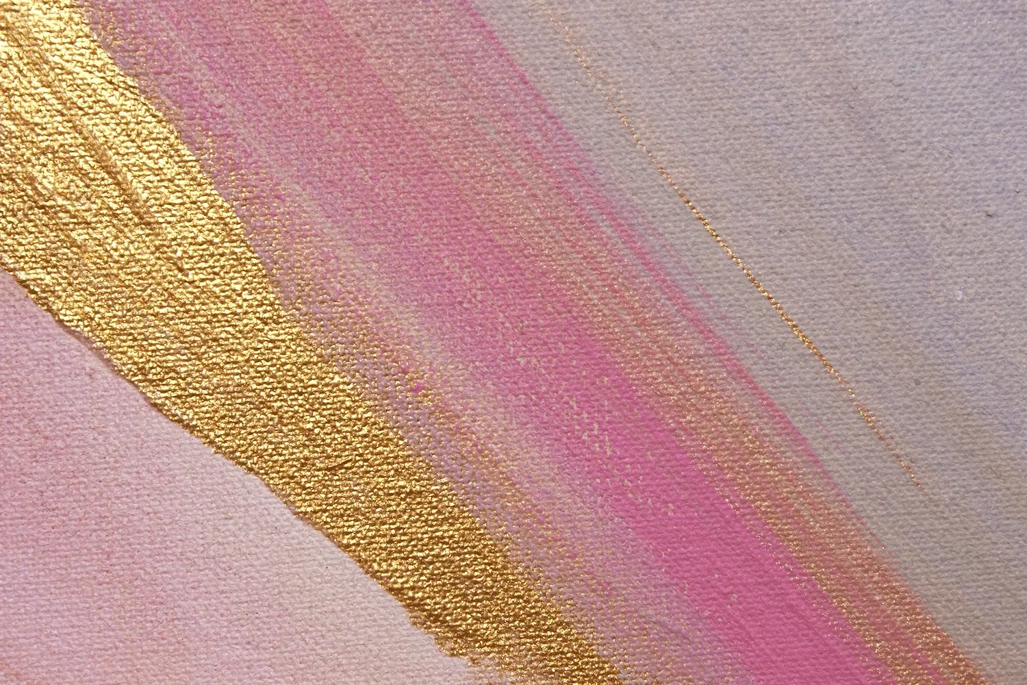 Abstrakte Gemälde in Rosa, Gold und Lila mit metallischem Glanz.