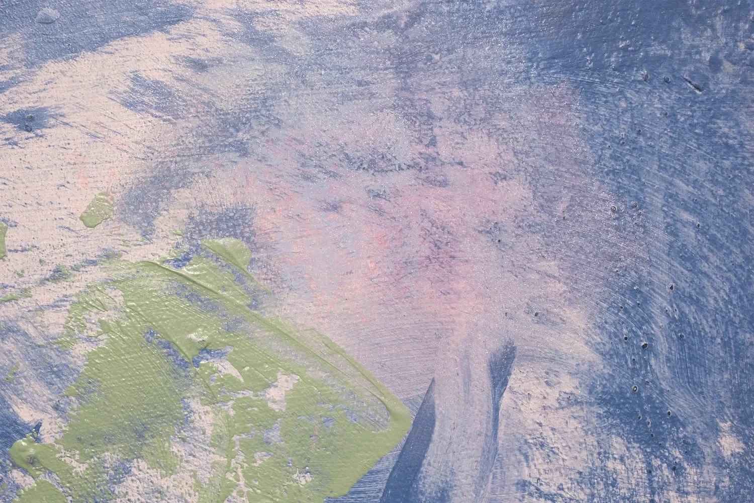 Abstrakte Malerei mit blauen, weißen, rosa und grünen Pinselstrichen.