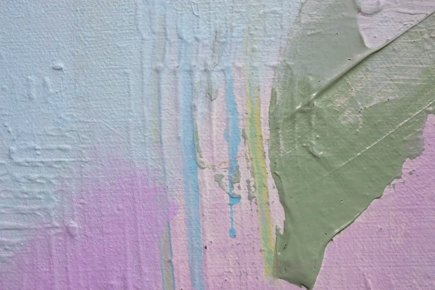 Nahaufnahme einer wand mit pastellfarbenem Wandkunstwerk, das aus Irokesentattoos mit Wasserfarben wirkt, in den Farben Blau, Rosa, Gelb, Grün und Violett