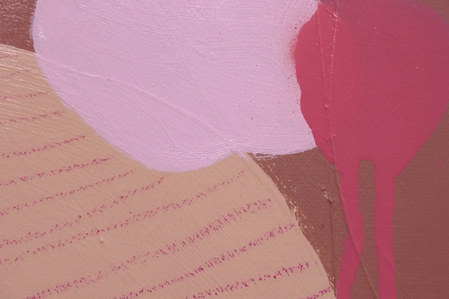 Abstrakte Malerei mit rosa, pink und beige Farben, sichtbare Pinselstriche und Lacktropfen.