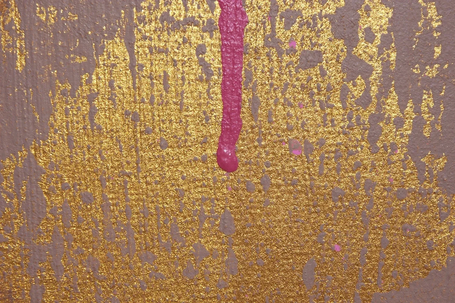 Abstrakte Kunst mit goldener Textur und pinker Linien auf grauem Hintergrund.