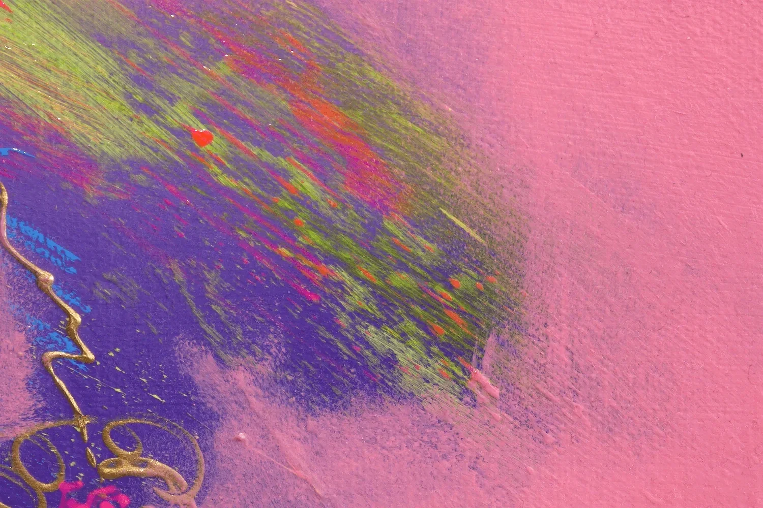 Nahaufnahme von bunten Farben auf einer Oberfläche mit goldener, geätzter Schrift.