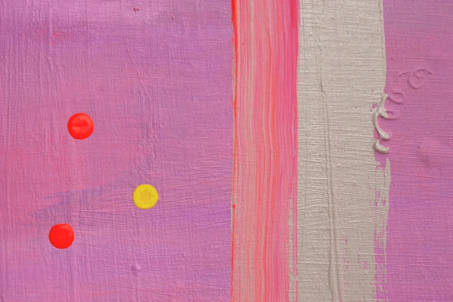 Abstrakte abstrakte Malerei mit pinken, lila, beige und roten Strichen und drei farbigen Punkten (zwei rote, ein gelber) auf einer Leinwand.