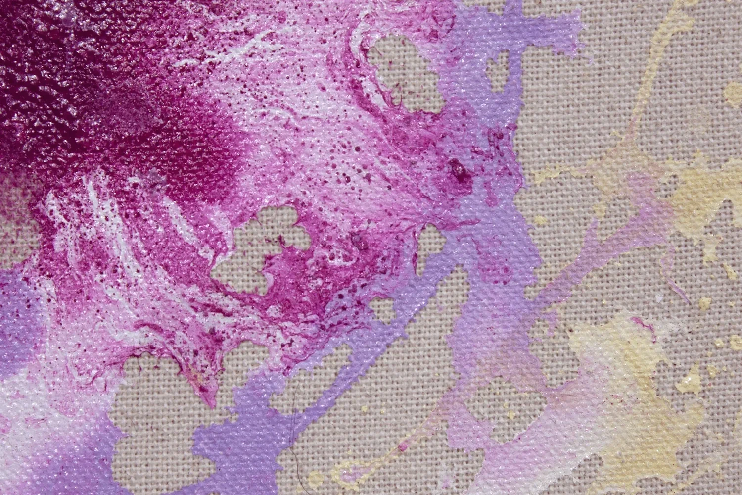 Aquarellkunst mit pinken, lila und gelben Farbflächen auf Leinwand.