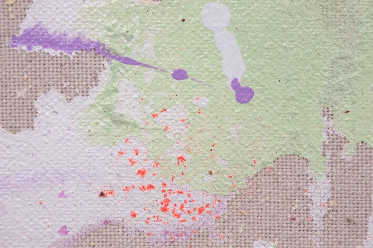 Abstrakte Wasserfarbenkunst auf Leinwand mit pastellfarbenen Tönen wie Grün, Lila und Rosé sowie roten Akzenten.