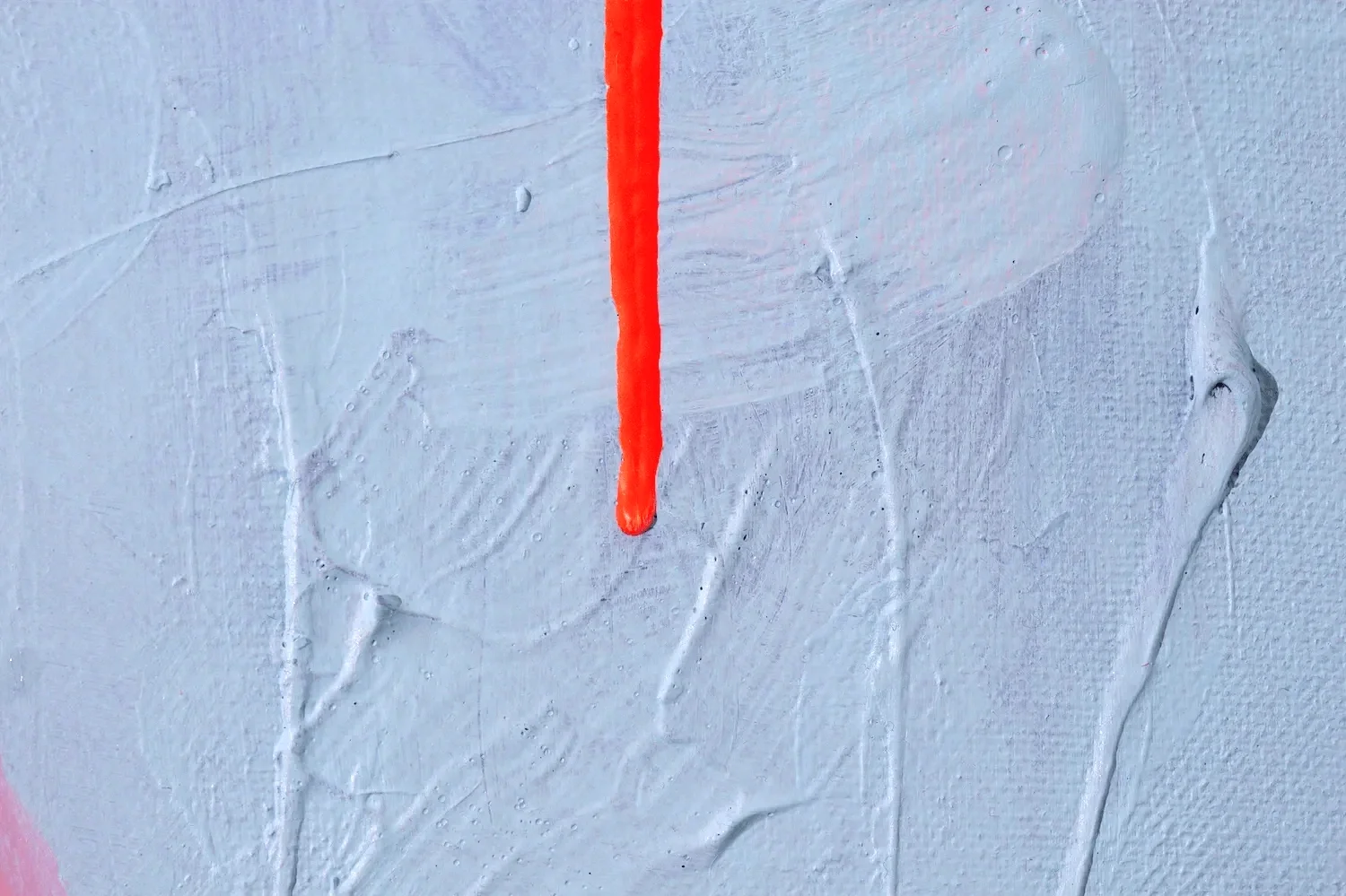 Rote Farbe, die an einer blauen, strukturierten Wand herunterläuft.