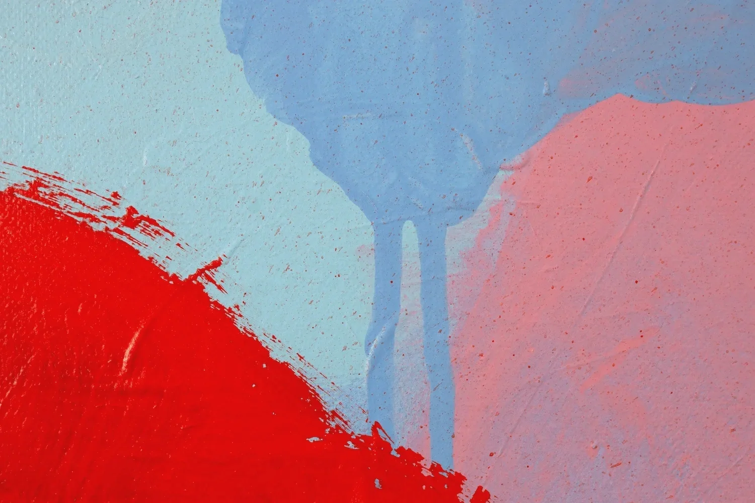 Abstrakte Wandmalerei mit roten, blauen und hellen Farben, Pinselstrichen und Farbverläufen.