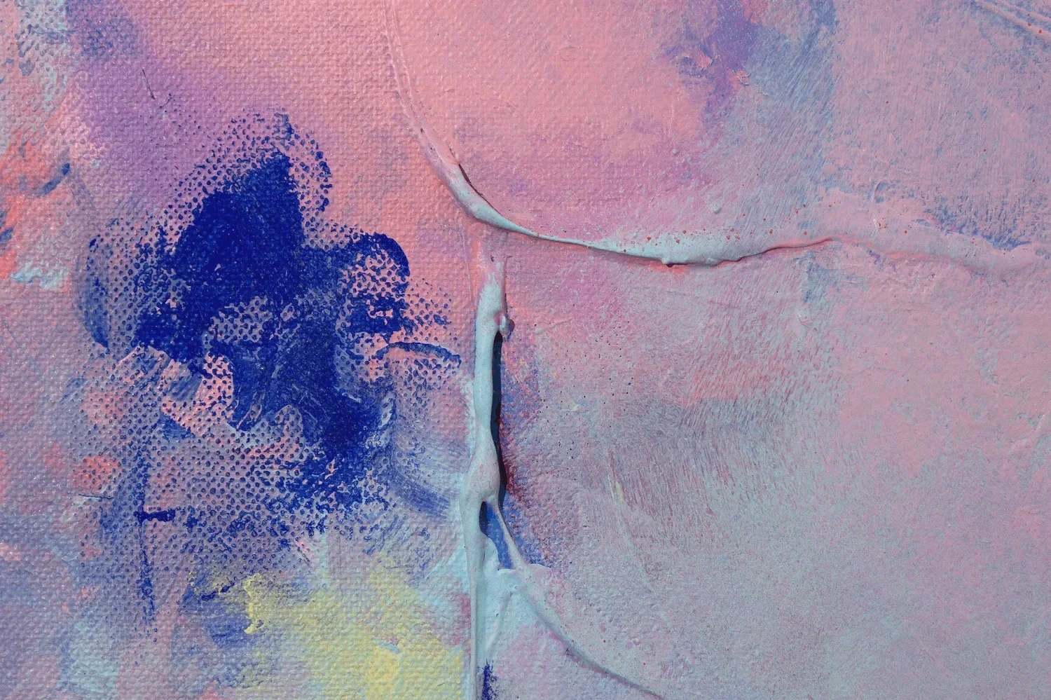 Abstrakte Acrylmalerei mit rosa und blauen Pinselstrichen und Textur.