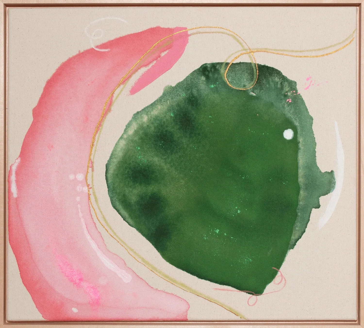 Abstraktes Gemälde mit grünen und pinken Wasserfarben sowie goldenen Linien auf Leinwand.