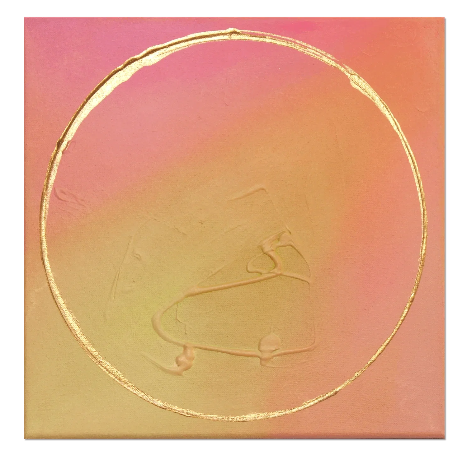 Nahaufnahme eines goldenen Metallringes auf pastellfarbenem Hintergrund mit pinken und gelblichen Tönen, der im oberen Bereich sichtbar ist. Innerhalb des Ringes ist eine unregelmäßige, plastische Struktur zu sehen.
