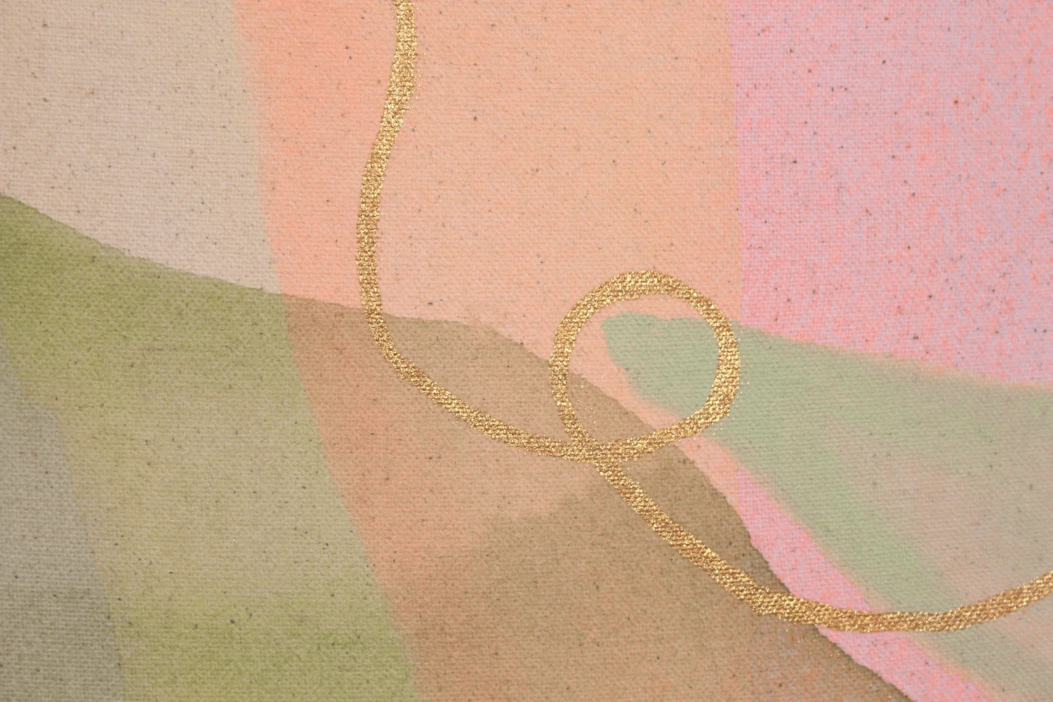 Abstraktes Kunstwerk mit pastellfarbenen Flächen in Rosa, Grün, Beige und Braun, mit goldener, geschwungener Linie.