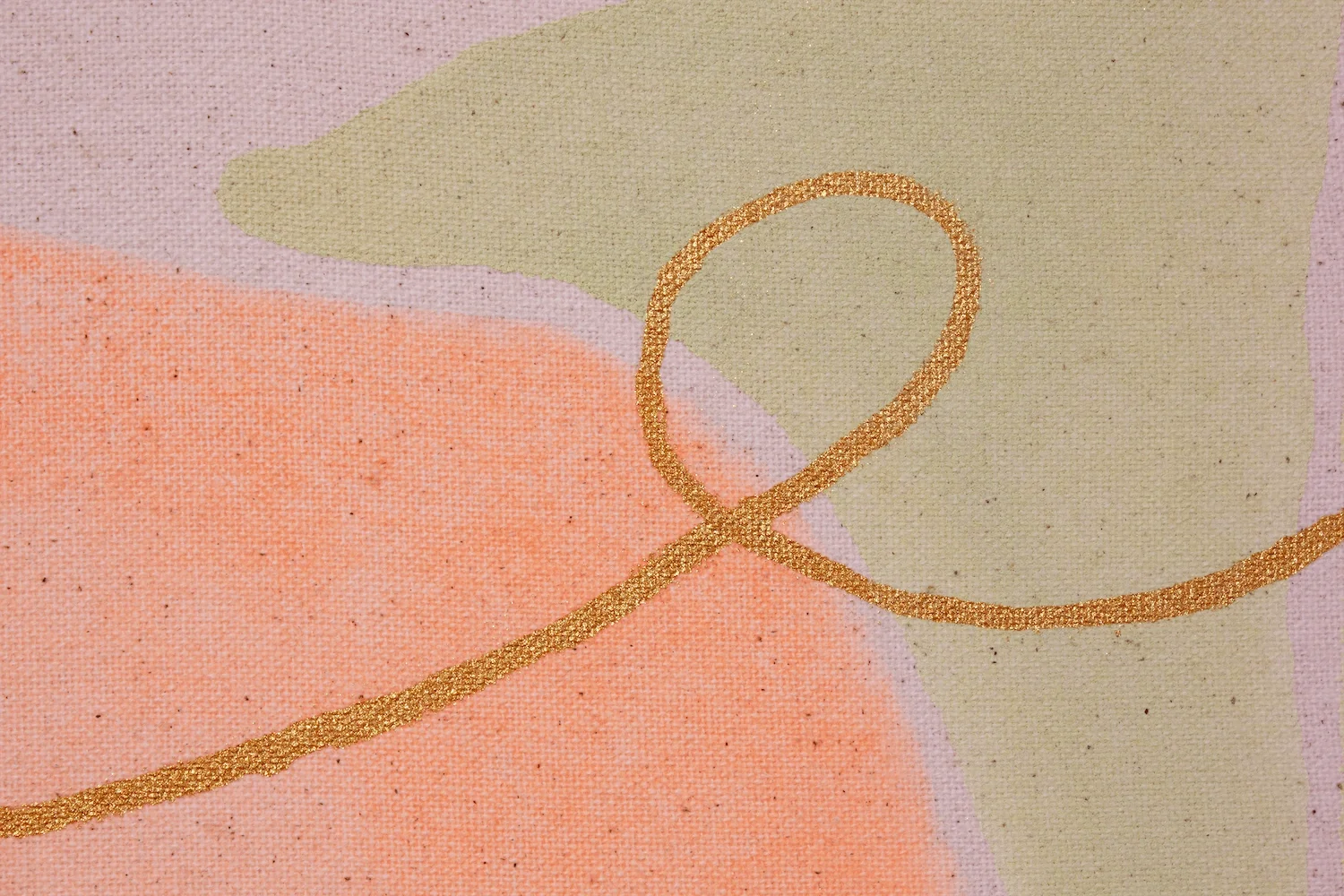 Abstraktes Gemälde mit Pastellfarben in Orange, Grün und Lila mit goldener Linie
