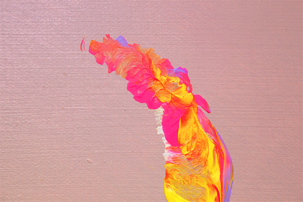 Farbfleck auf einer rosa Wand