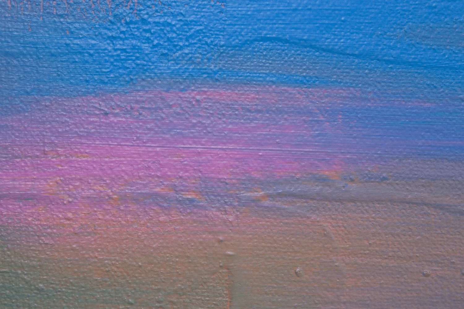 Nahaufnahme eines bunten, gemischten Pastell-Hintergrunds mit blauen, pinken und violetten Farben auf einer texturierten Oberfläche.