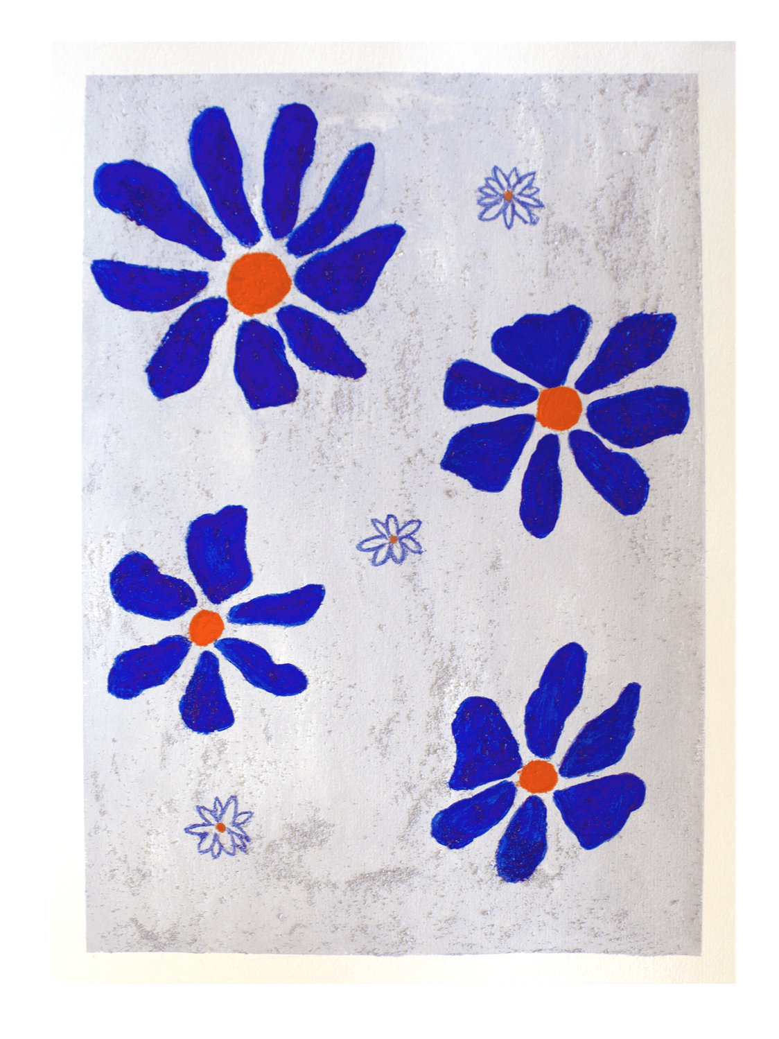 Farbfotografie eines weißen Bildes mit blauen Blumen und orange Mitte, einige kleinere Blumen umgeben die größeren Blumen.