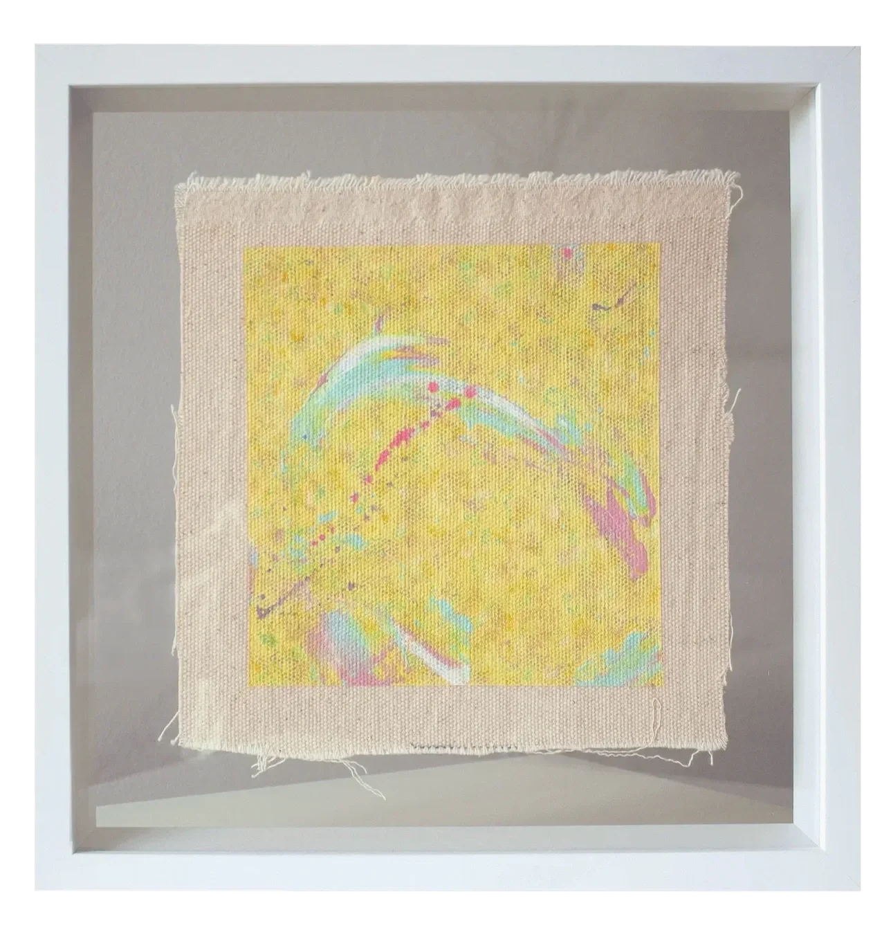 Abstraktes Gemälde mit pastellfarbenen, regenbogenähnlichen Bögen auf gelbem Hintergrund, Rahmen um das Kunstwerk
