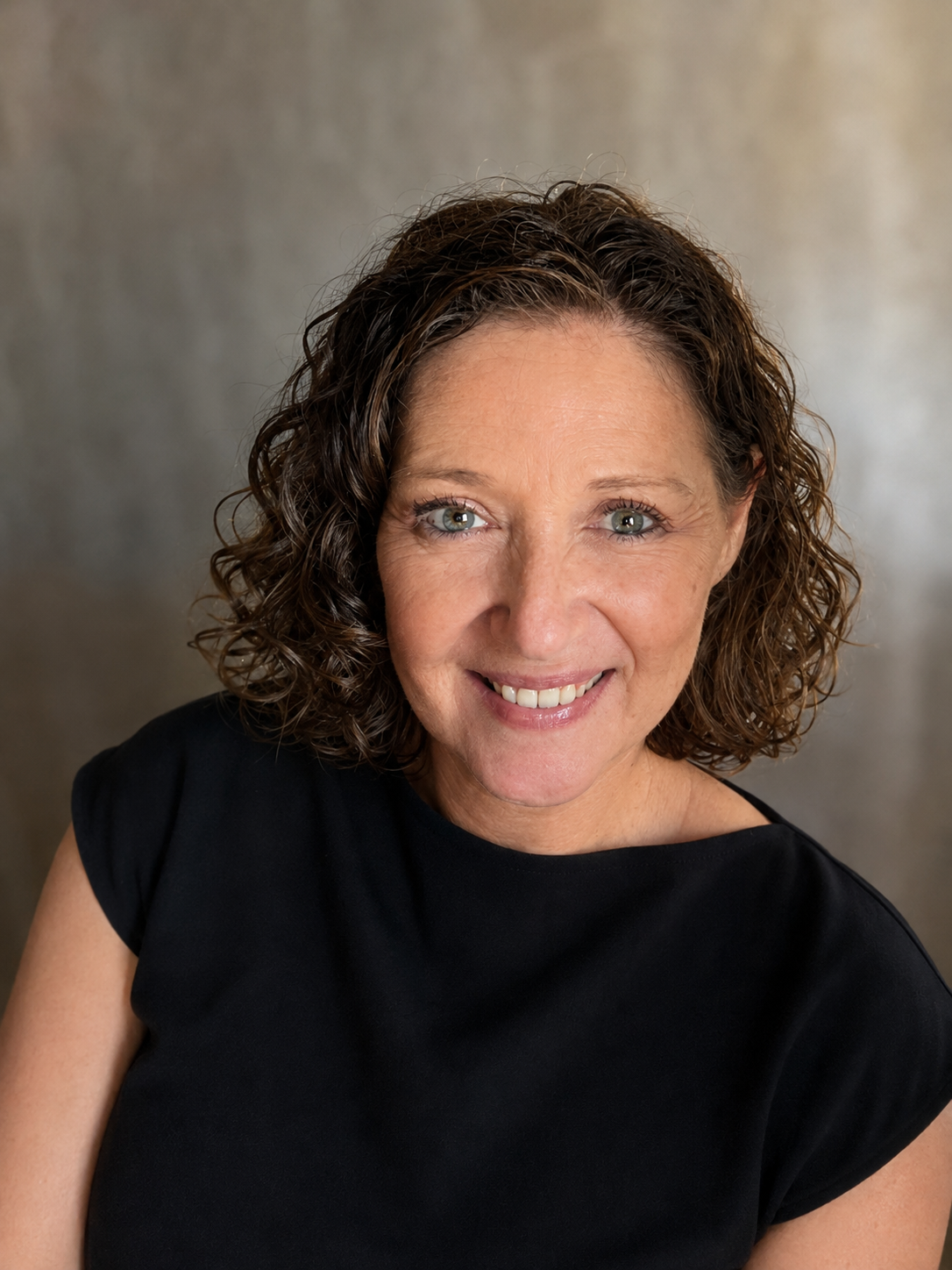 Sharon Shapiro, LMFT, California therapist providing virtual therapy for adults, couples, and parents.