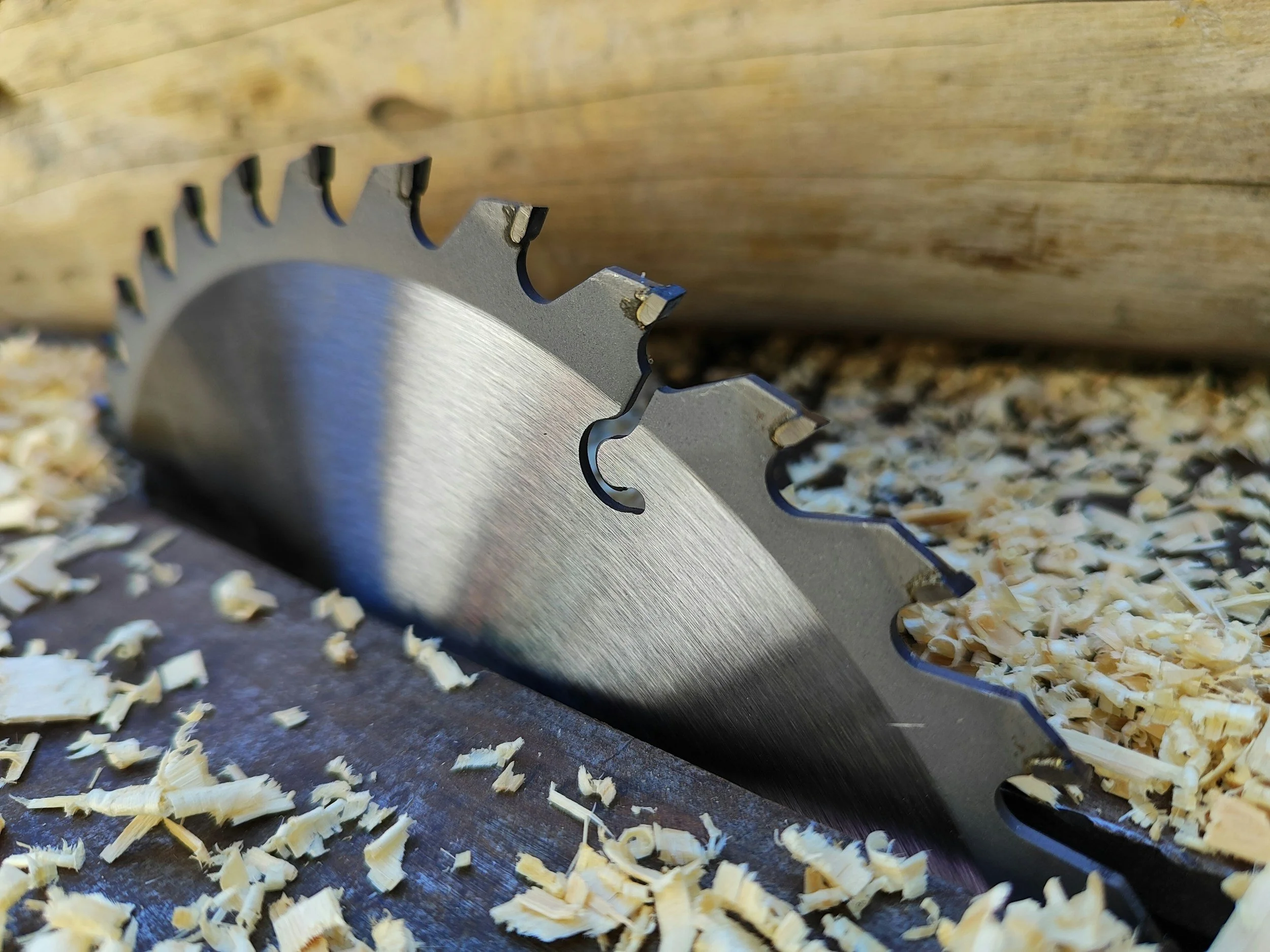 Oranssi carpenter using bench saw