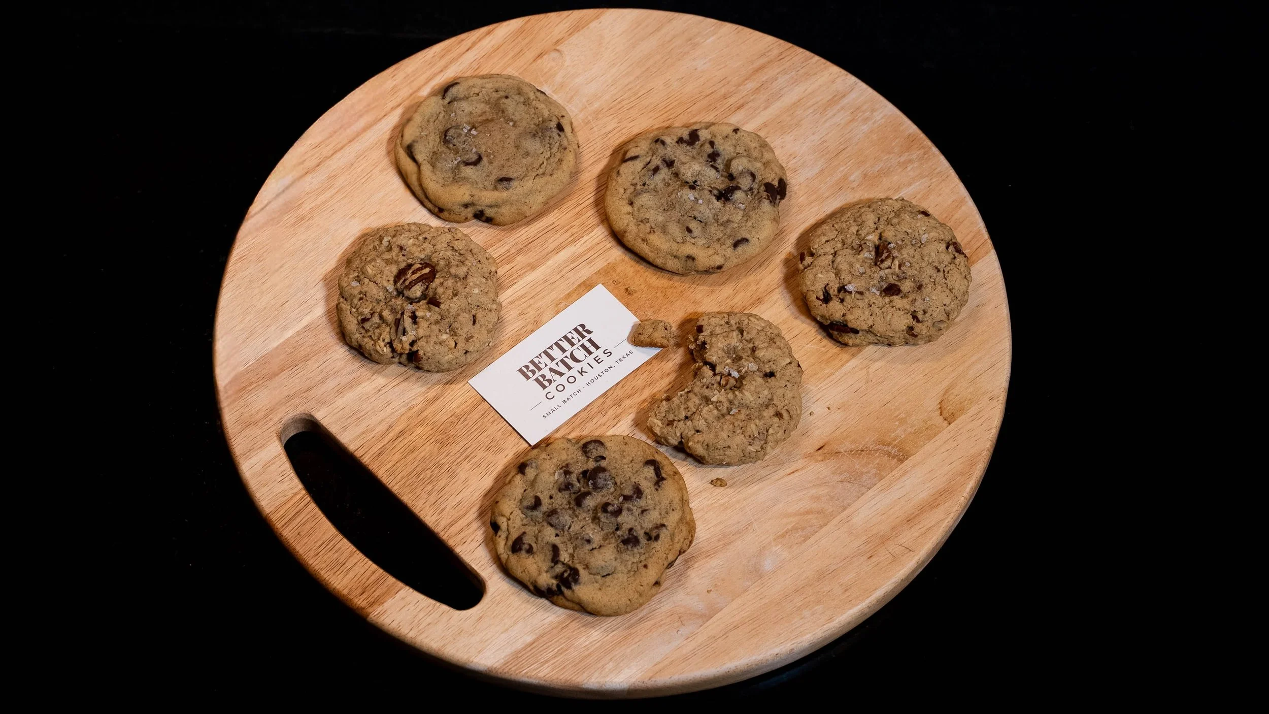 Not all heroes wait for the cookies to cool. 🍪
Holiday gifting is open. Link in bio.
📸 @craigbeilby
#HoustonCookies #HoustonGifts #HoustonBakery #CorporateGifting #ClientGifts