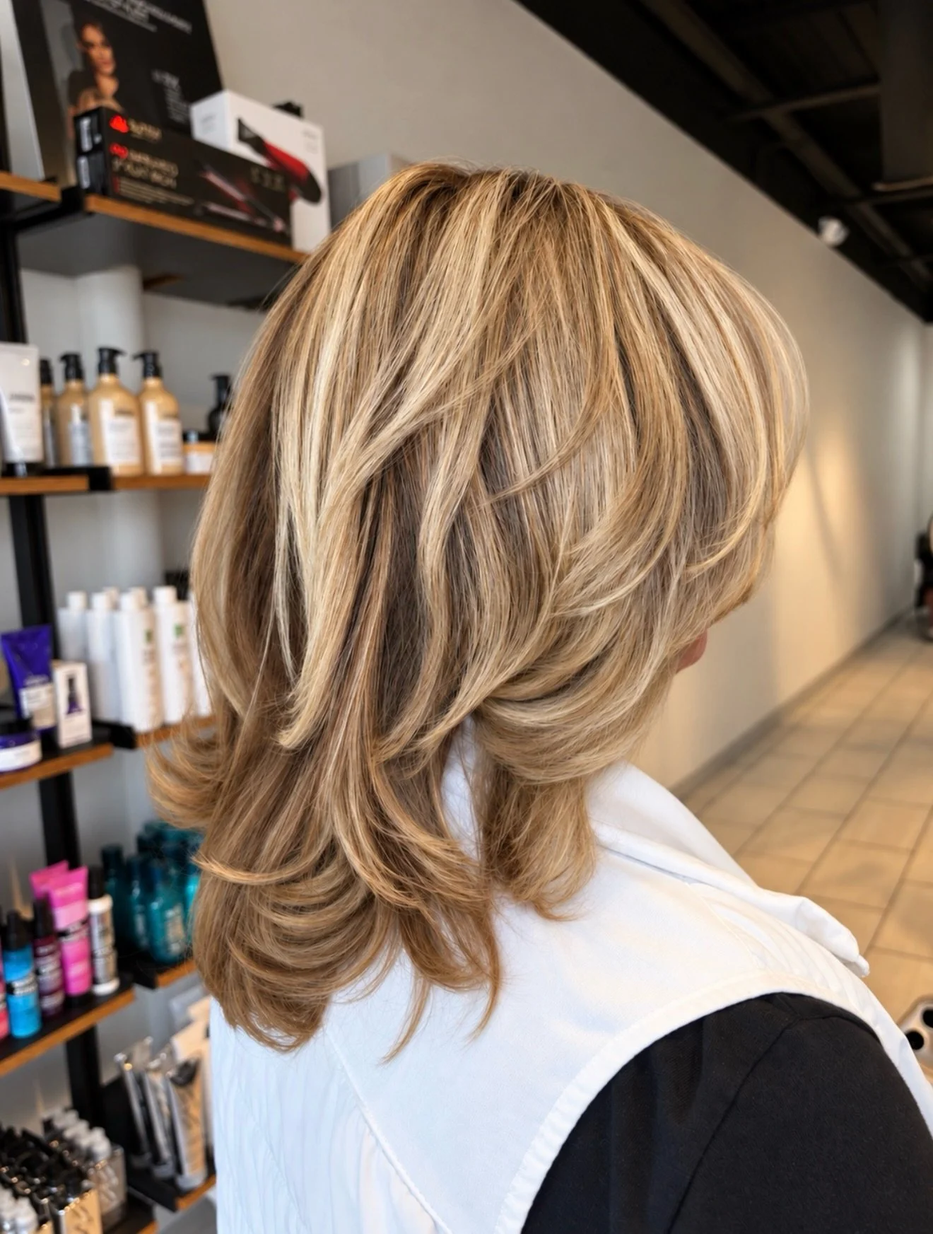 a fresh start with a little bounce 🤍

take root + highlight + blowdry by diana.
swipe for every angle &rarr;

#dynfly #troymichigan #michiganhairstylist #dimensionalcolor #bouncyblowout