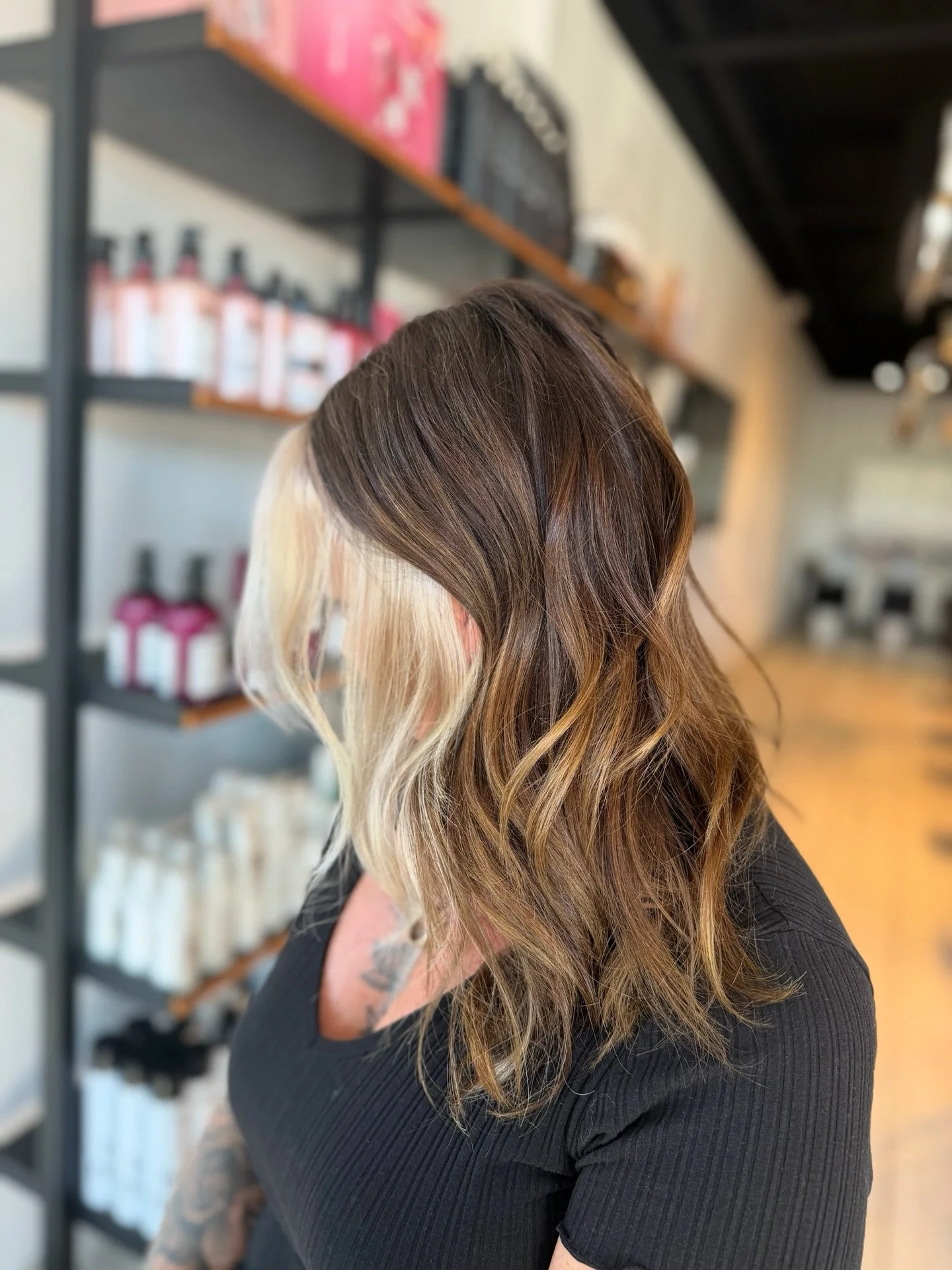 Bold contrast, soft movement 🤎🤍 Color blocking finished with a fresh trim and a beautiful blowdry by Caitlyn at dynfly. ✨

#dynfly #lor&eacute;al #ColorBlockHair #DimensionalColor #blondemoneypiece