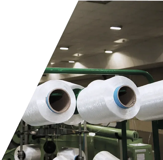 Carrete de hilo de seda en una fábrica de textiles.