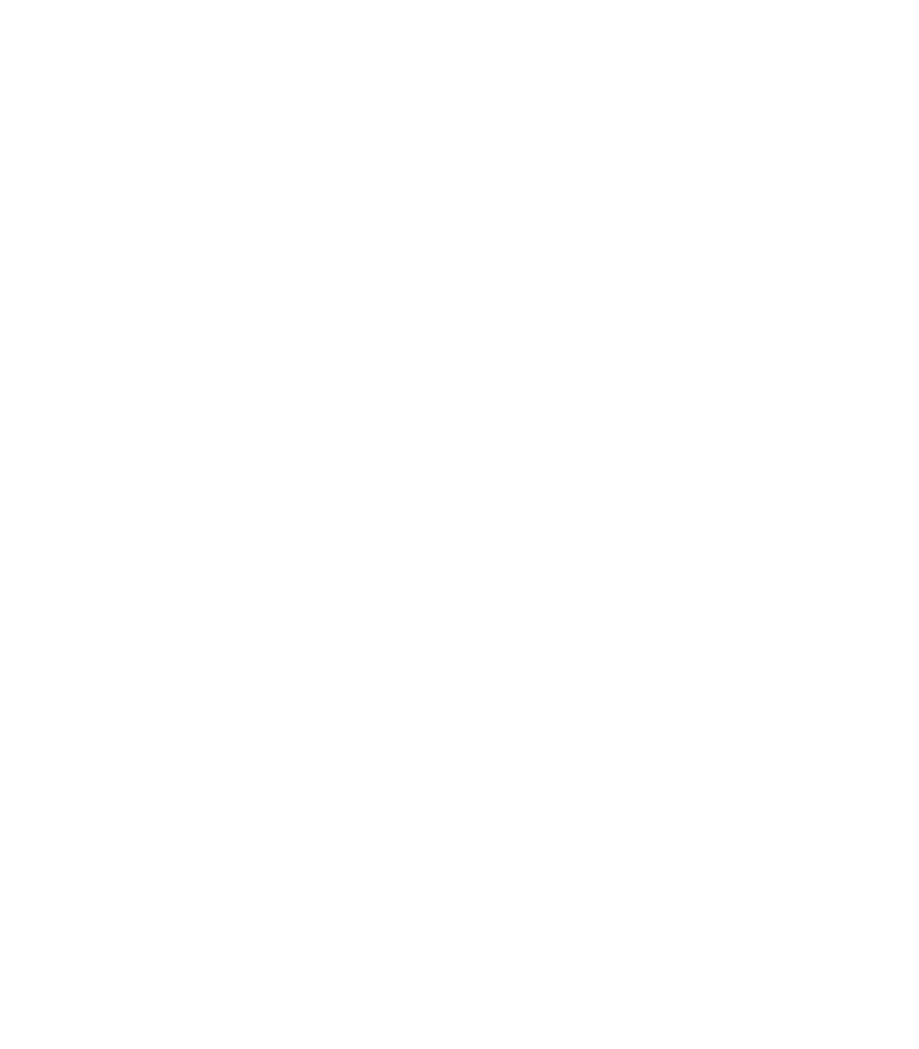 Mano sosteniendo una lámpara con símbolo de verificación, engranajes en el fondo, concepto de ideas o soluciones tecnológicas.